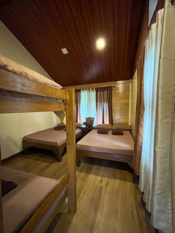 Postel nebo postele na pokoji v ubytování Dahilayan Comfy Cabin