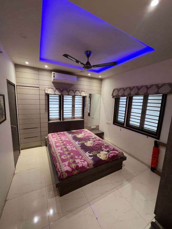 1 dormitorio con 1 cama con techo púrpura en Home away from home! en Anand