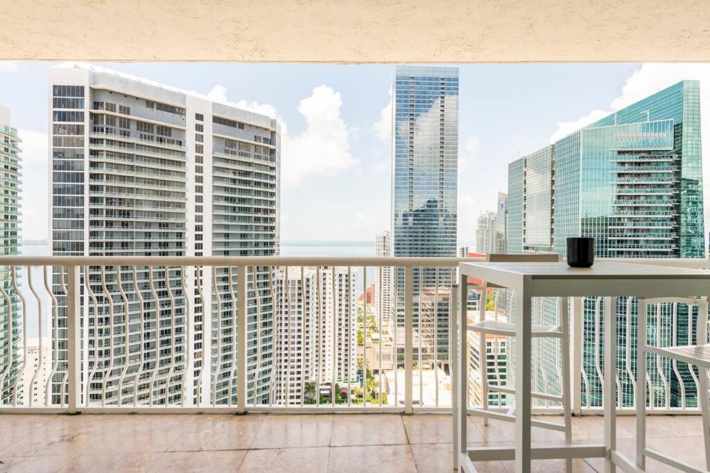 Un balcón con vista al horizonte de la ciudad. en Brickell Center w/City & Bay View + FREE Parking!, en Miami