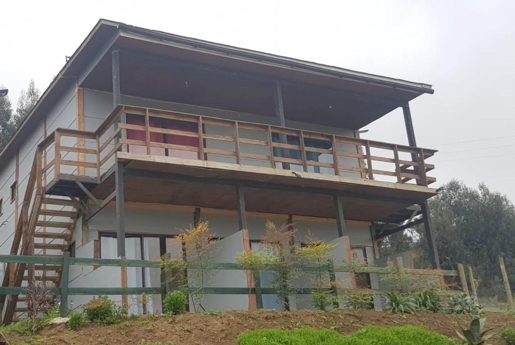 een huis met een balkon er bovenop bij Strandvagen Maitencillo in Puchuncaví