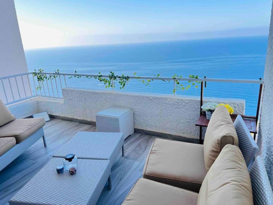 salon z widokiem na ocean w obiekcie Luz de Mar w mieście Almería