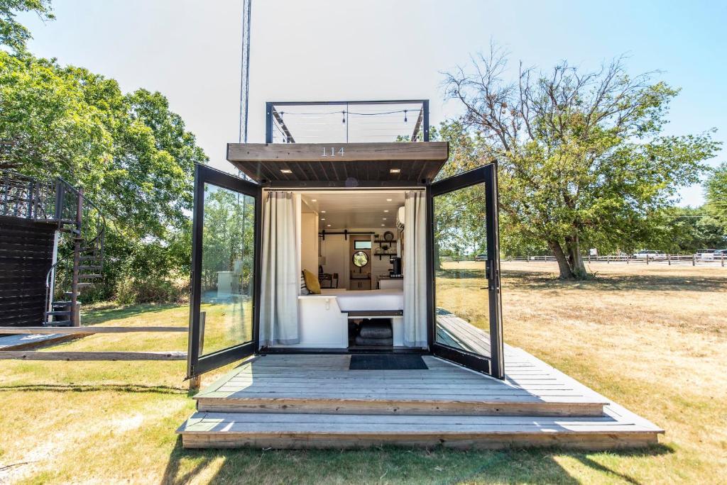 Fotografie z fotogalerie ubytování The Honeycomb-Tiny Container Home 12 Min. to Magnolia/Baylor v destinaci Bellmead