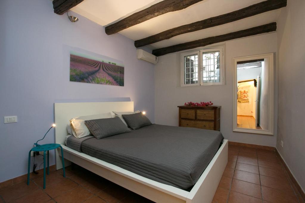 um quarto com uma cama e uma janela em VaticanHouse em Roma