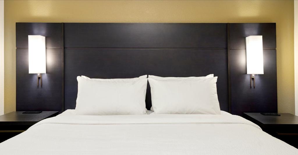 Postel nebo postele na pokoji v ubytování Residence Inn Eugene Springfield