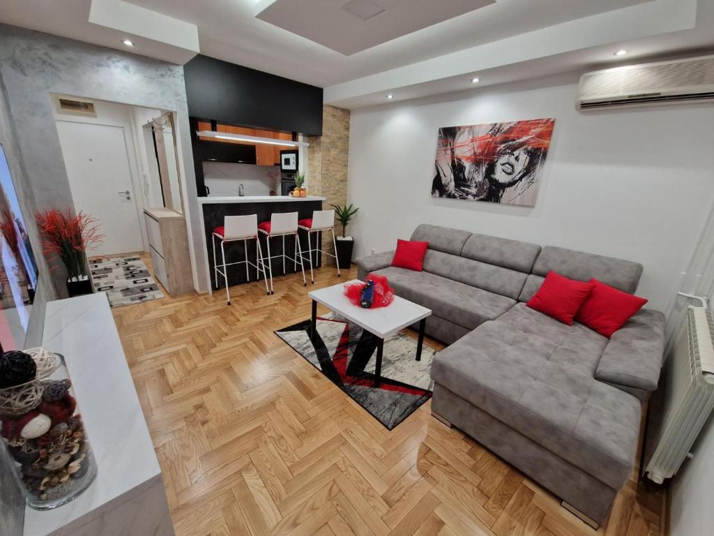 uma sala de estar com um sofá e uma mesa em Arena Lux em Novi Beograd
