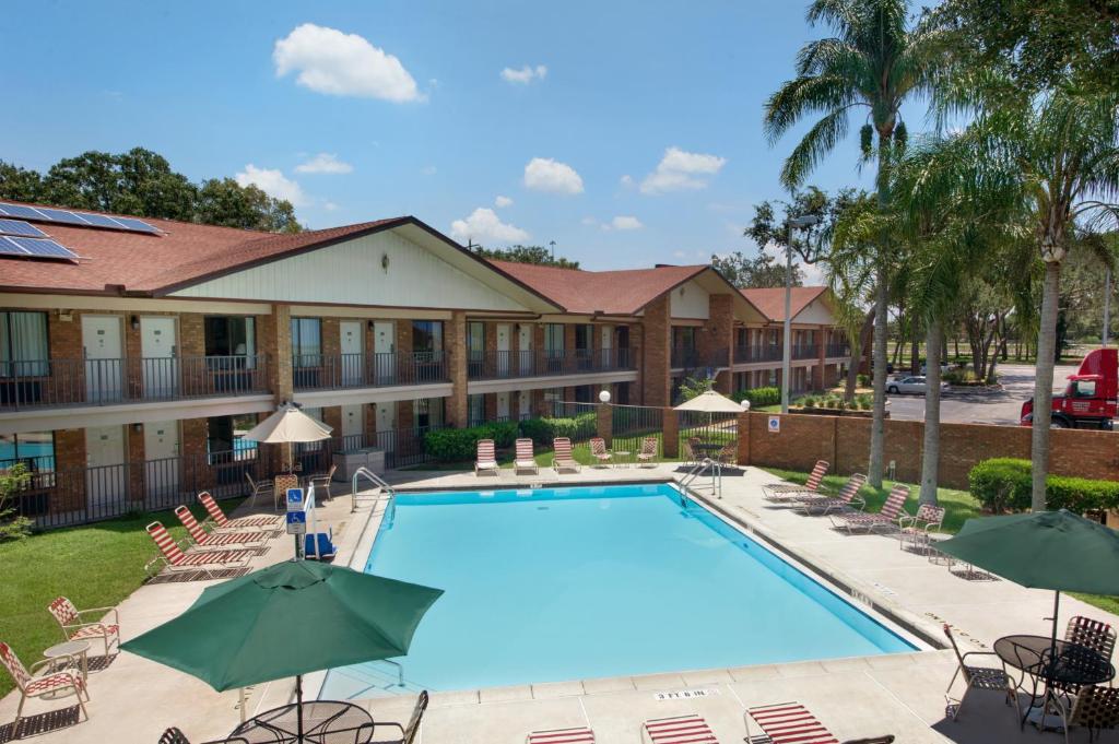 Vista de la piscina de Ramada by Wyndham Temple Terrace/Tampa North o alrededores