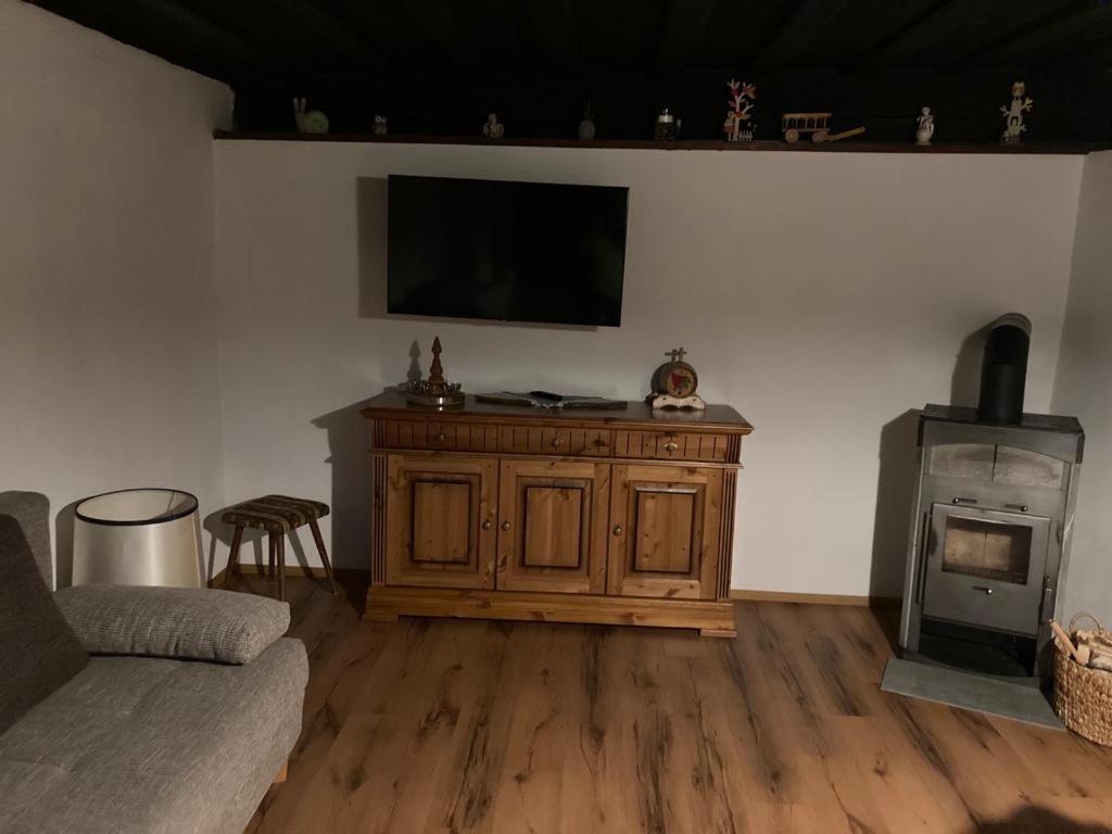 Televízia a/alebo spoločenská miestnosť v ubytovaní Berghütte Reissnerhof