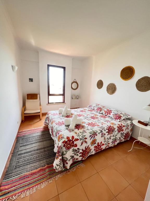 1 dormitorio con 1 cama, 1 mesa y 1 silla en Apartamento Eulália, en Albufeira