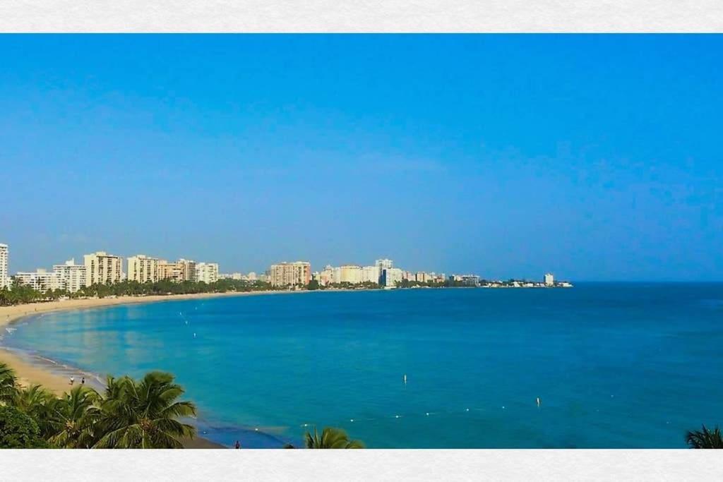 vista su una spiaggia con edifici sullo sfondo di Beach Front Penthouse - San Juan - A 604 a San Juan