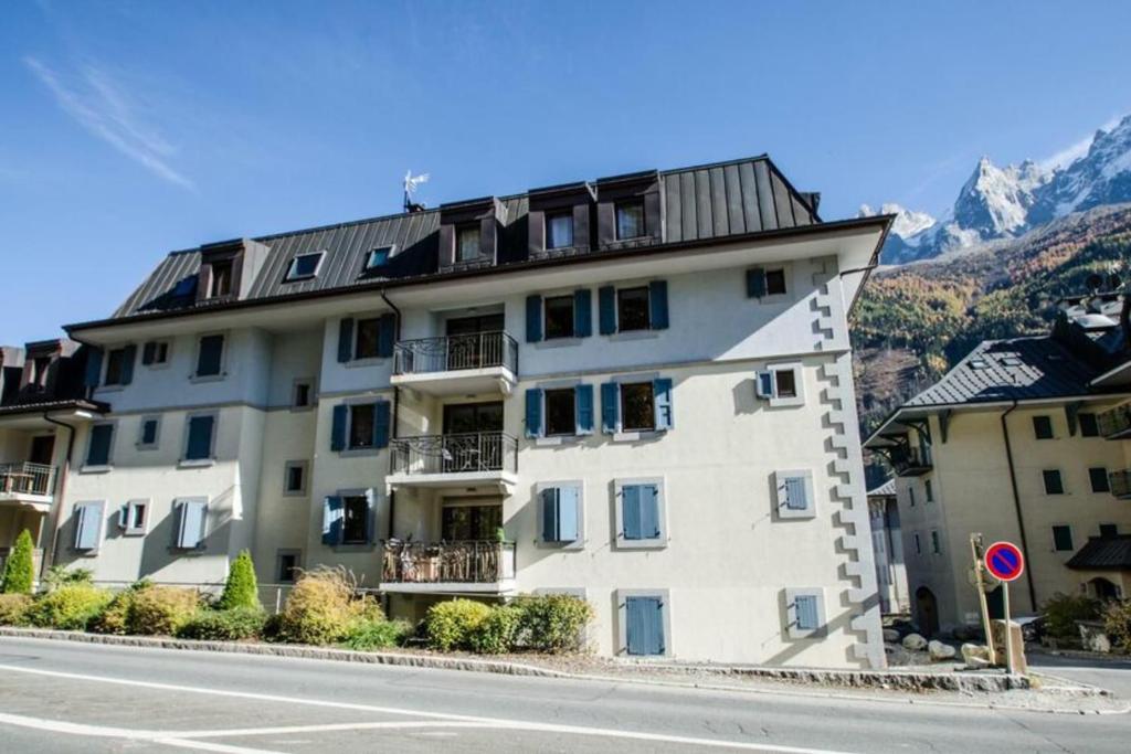 un gran edificio blanco al lado de una calle en Cosy cocoon in the heart of Chamonix, en Chamonix-Mont-Blanc