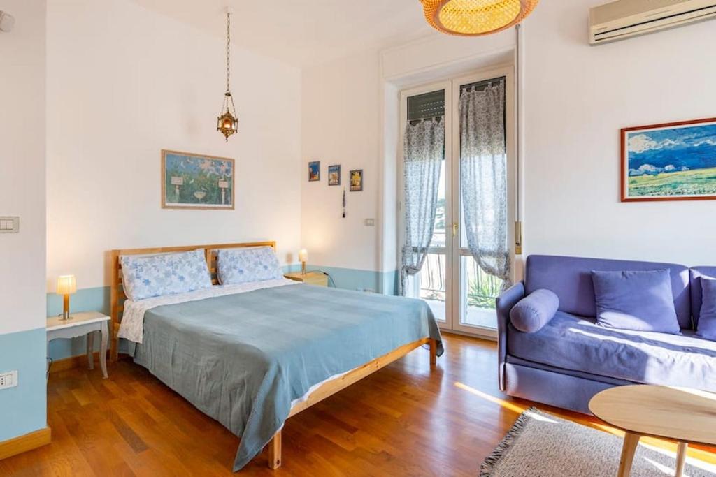 - une chambre avec un lit et un canapé dans l'établissement Praedia, à Scafati