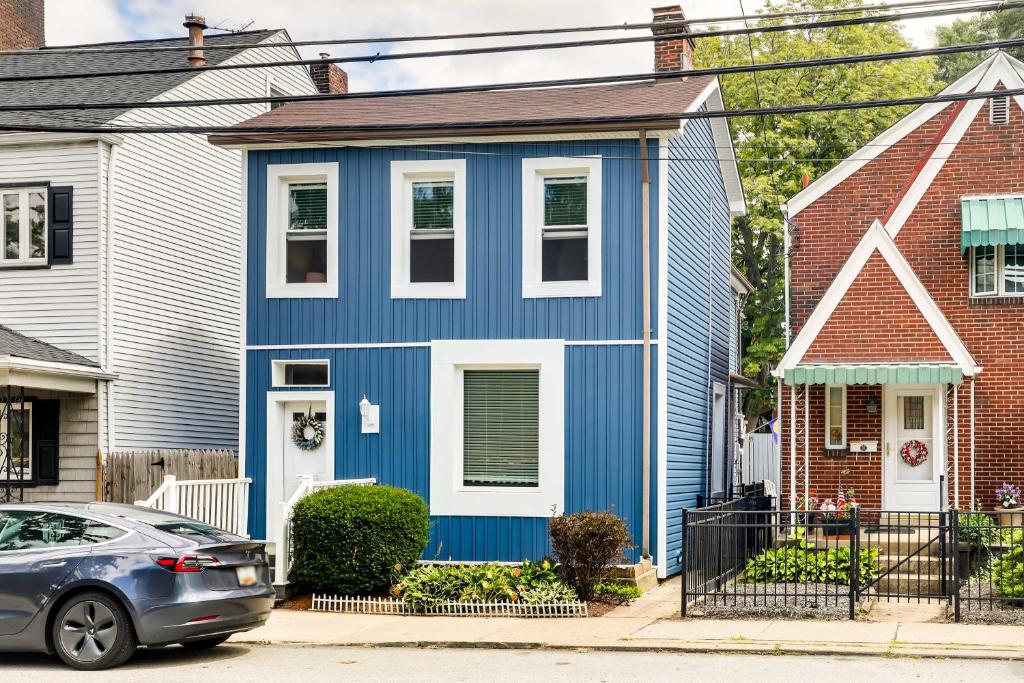 een blauw huis met een auto ervoor geparkeerd bij Pet-Friendly Home - 100 Feet to Walnut Street in Pittsburgh
