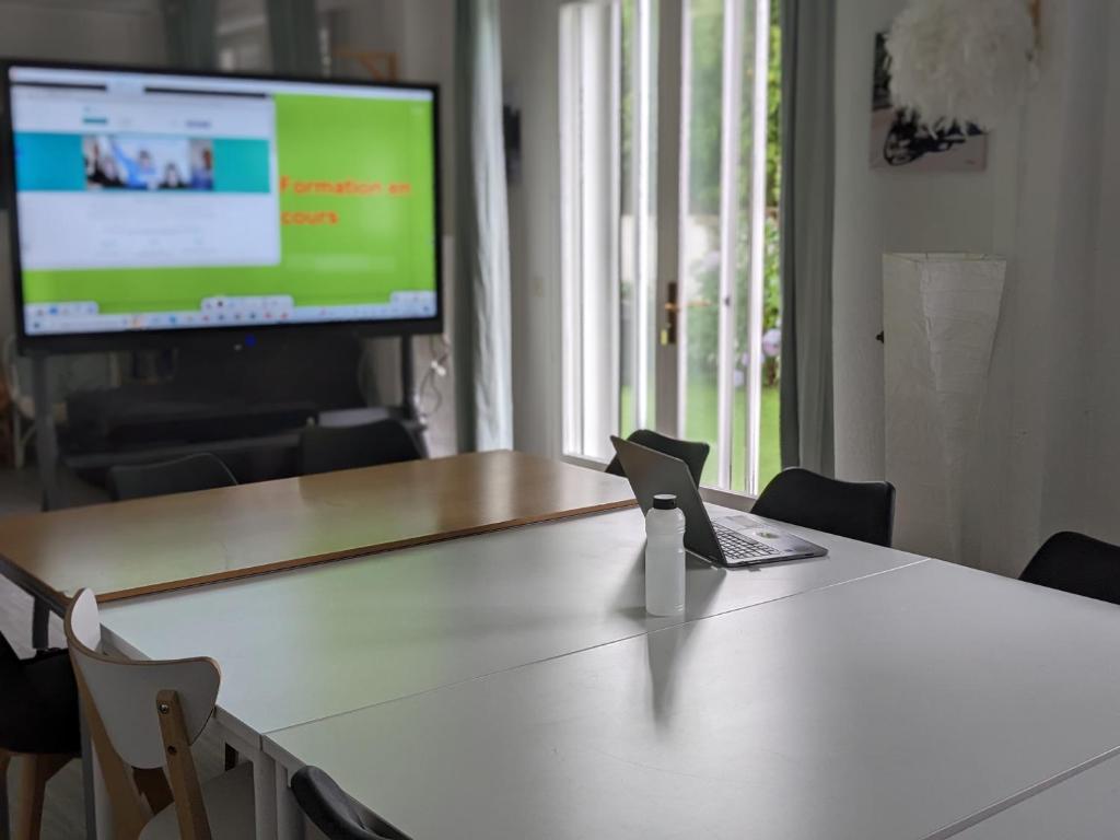 TV a/nebo společenská místnost v ubytování Fuzei Hôtel Lorient-Lanester