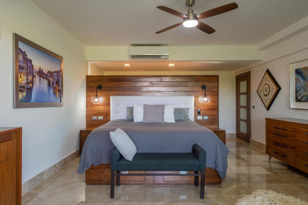 1 dormitorio con 1 cama y ventilador de techo en Romantic getaway next to the beach, en Cancún