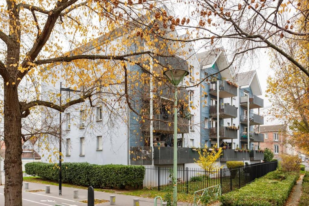 ein Gebäude mit Straßenbeleuchtung davor in der Unterkunft Canalisez-vous au Bord du Canal in Aubervilliers