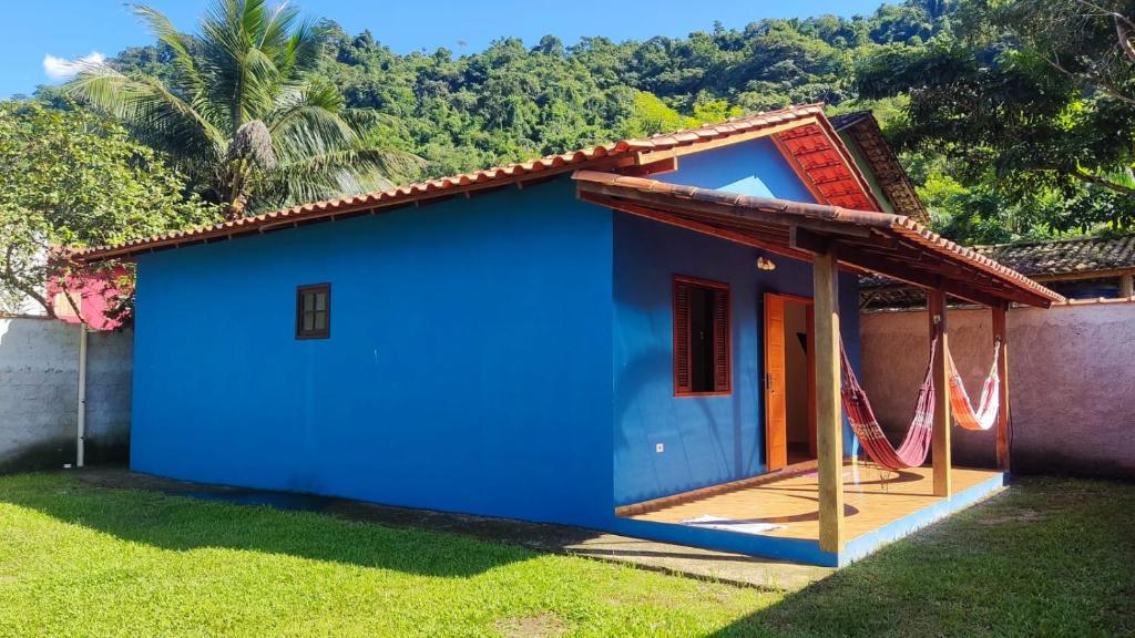 a blue house with a green yard at Lar doce lar em Paraty in Paraty