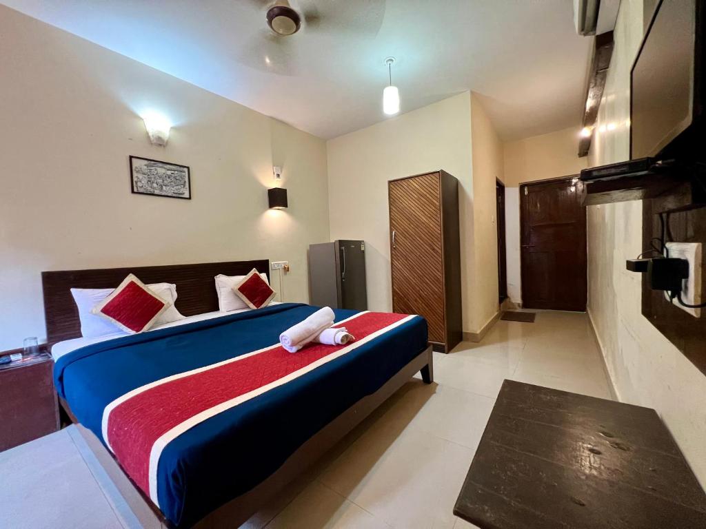 een slaapkamer met een bed met twee knuffels erop bij Baga Beach Myron in Baga