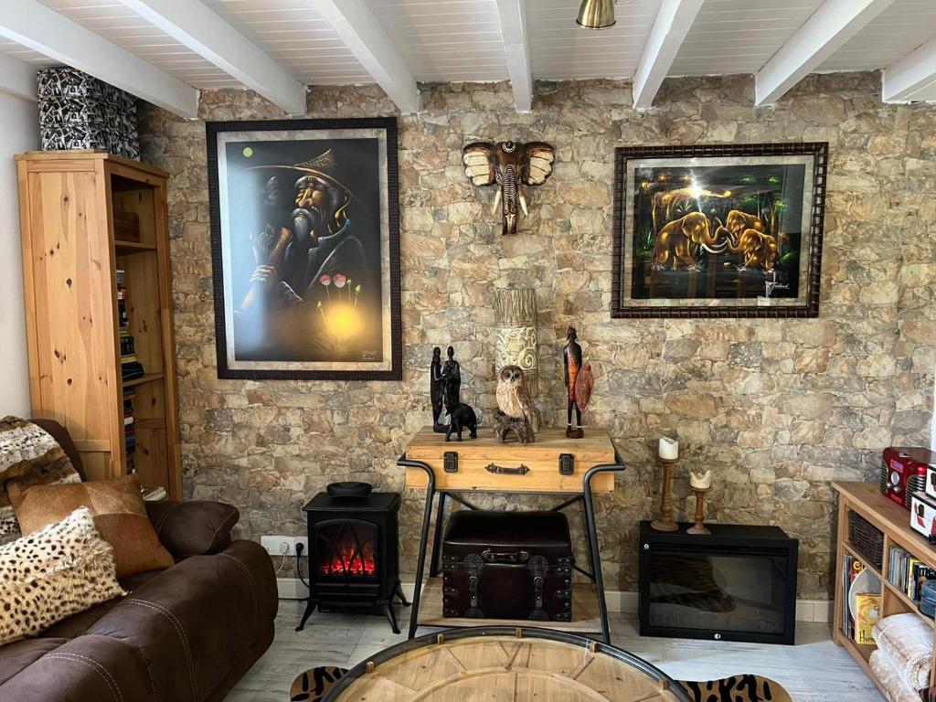 sala de estar con sofá y chimenea en Casa Vacacional La Coruña, en Culleredo