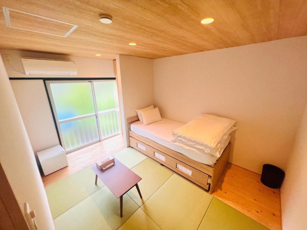 a small room with a bed and a window at CONNECT, - Vacation STAY 16929v in Arita