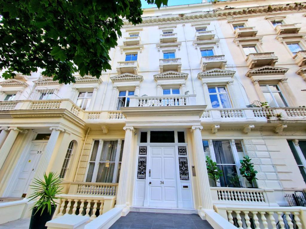Exteriér nebo vchod ubytování Modern Hyde Park Home with Private Entrance & Private Back Patio near Bayswater & Paddington Stations