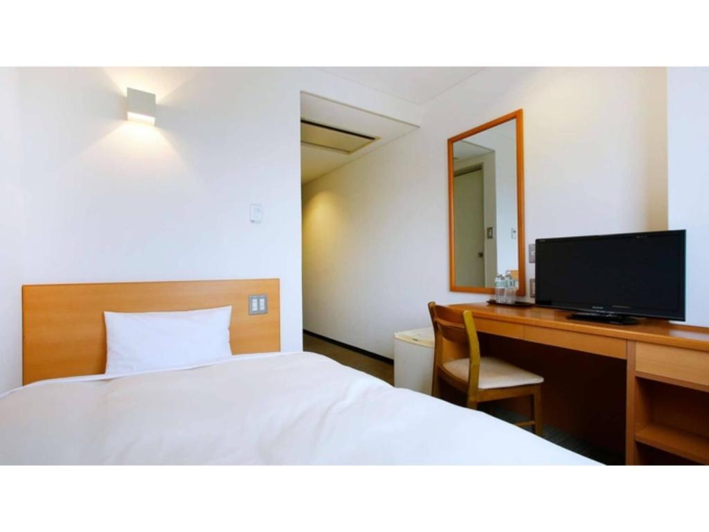 Een bed of bedden in een kamer bij Miyakonojo City Hotel - Vacation STAY 15135v