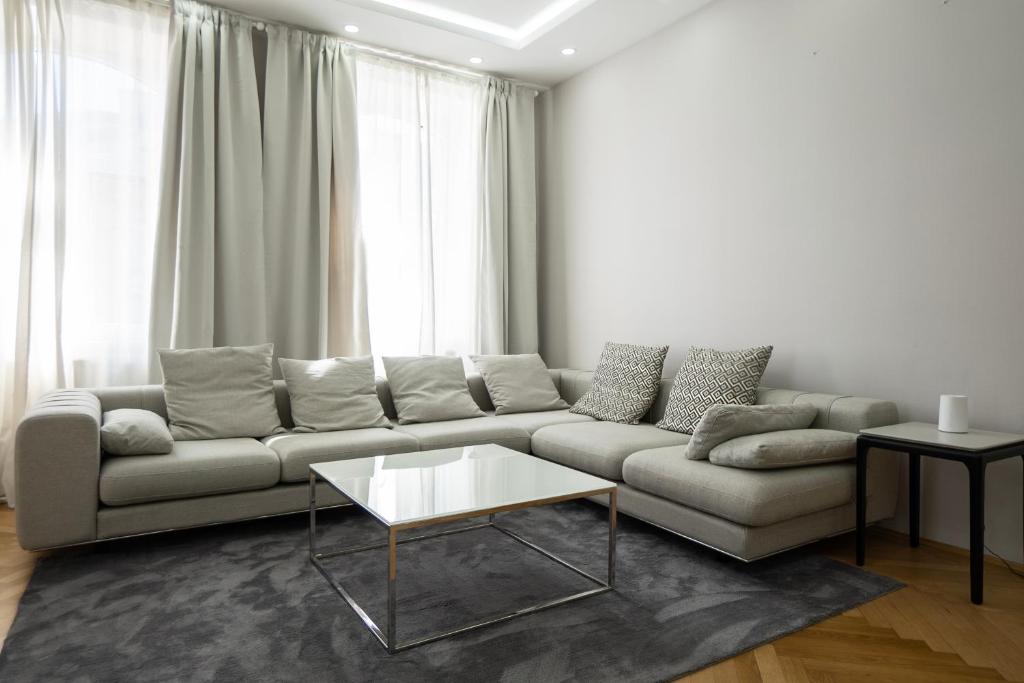 Charming 2-Room Apartment with Balcony, 15 Min to Center - 两居室公寓