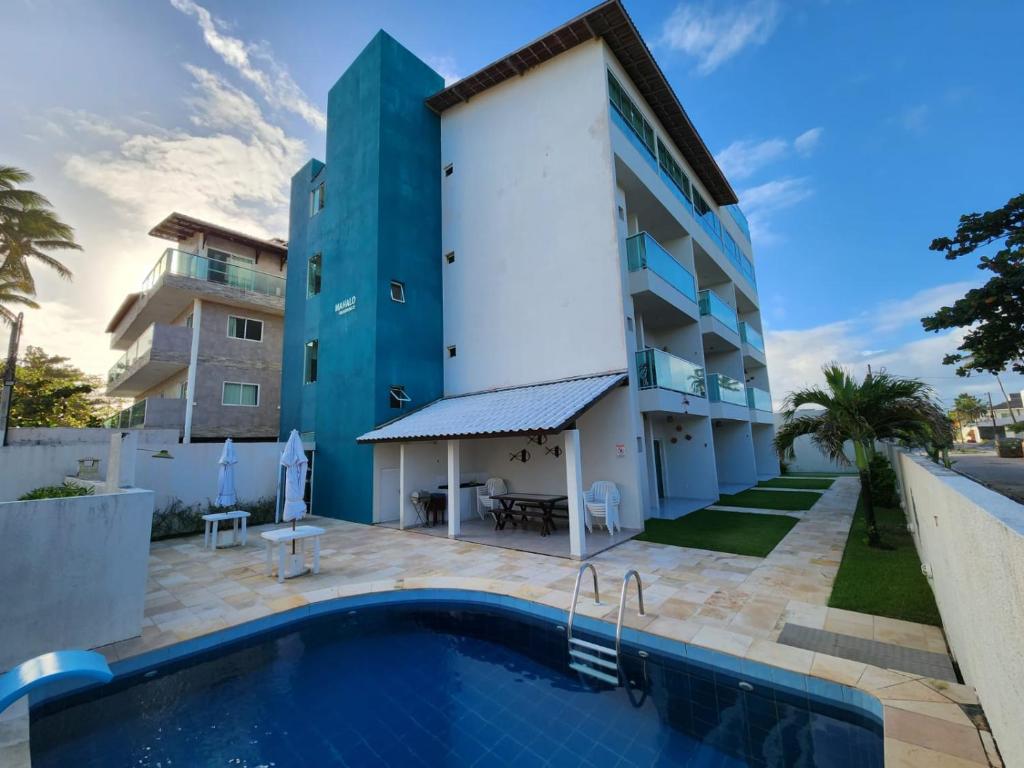 uma piscina em frente a um edifício em Mahalo residence vista mar em Porto de Galinhas