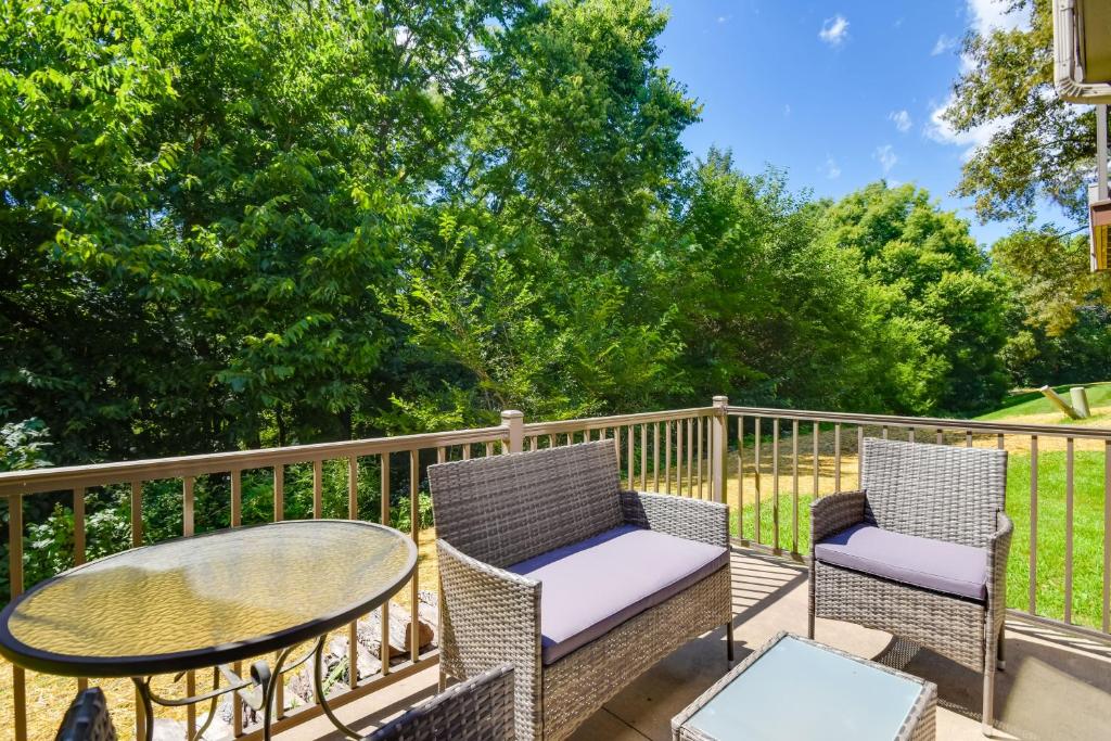 een terras met 2 stoelen en een tafel bij Galena Townhome with Community Perks! in Galena