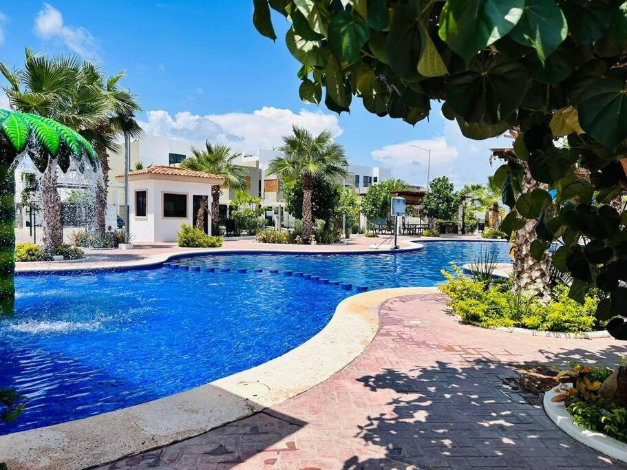 una piscina in un resort con palme di Portovera B, hermoso depa ideal para familias a Mazatlán