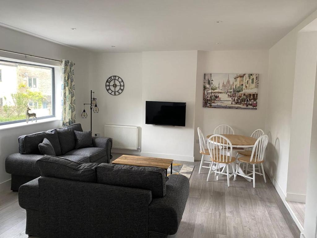Stunning modern apartment in the Cotswolds sleeps six - Three-Bedroom Apartment