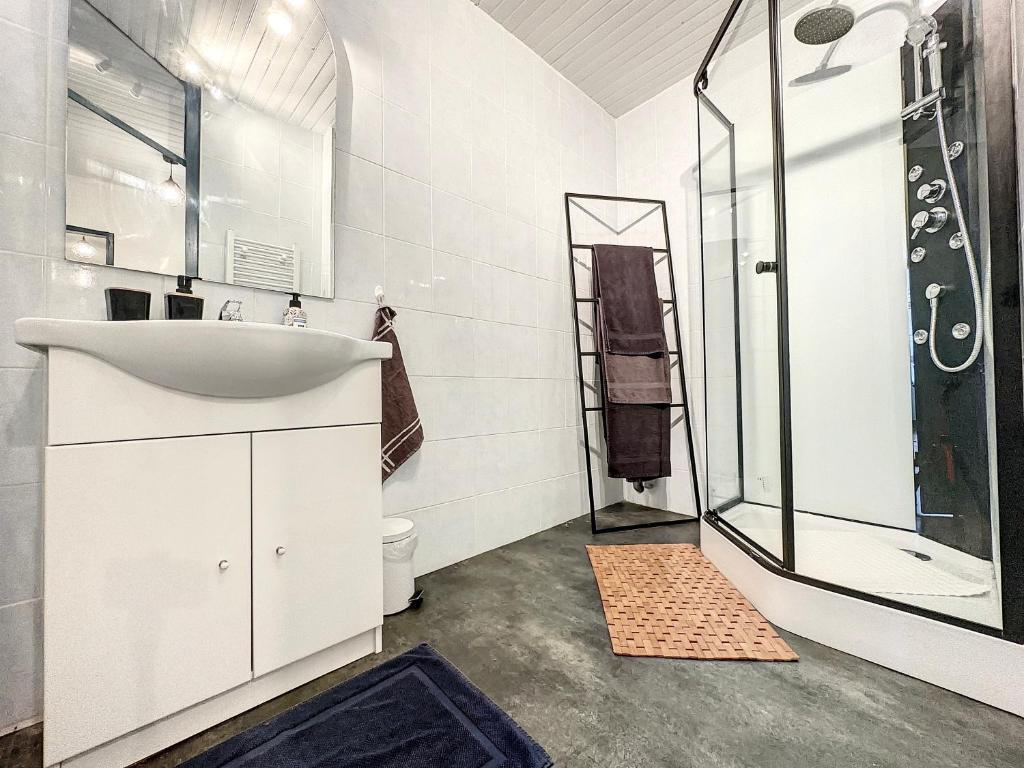 a bathroom with a sink and a shower at Bluepart 4 personnes in Chalons en Champagne