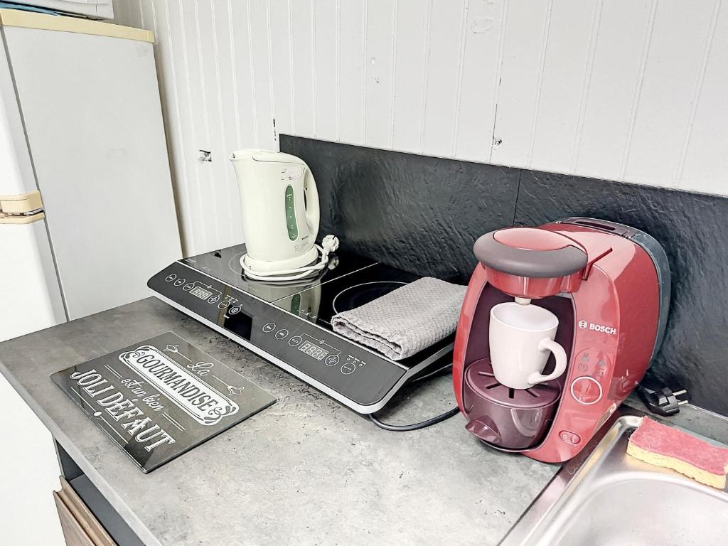 a kitchen counter with a toaster and a coffee maker at Bluepart 4 personnes in Chalons en Champagne