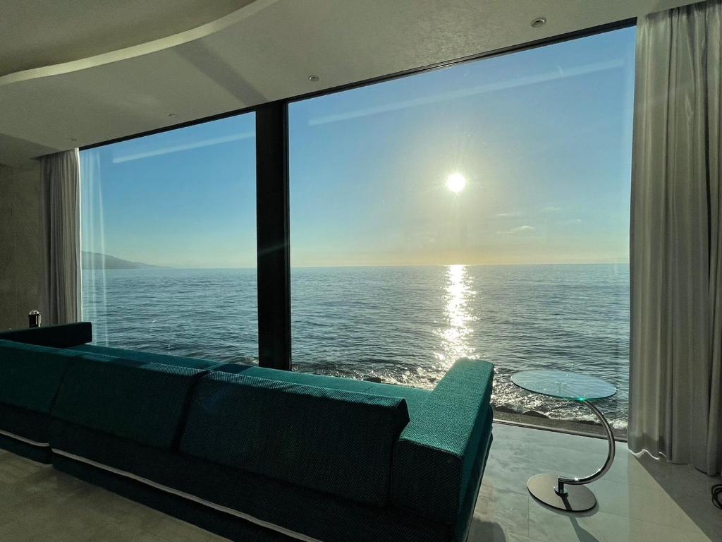 洲本市にあるNamioto Terrace Suite Villa in AIGA - Vacation STAY 30547vのリビングルーム(ソファ付)が備わり、海の景色を望めます。