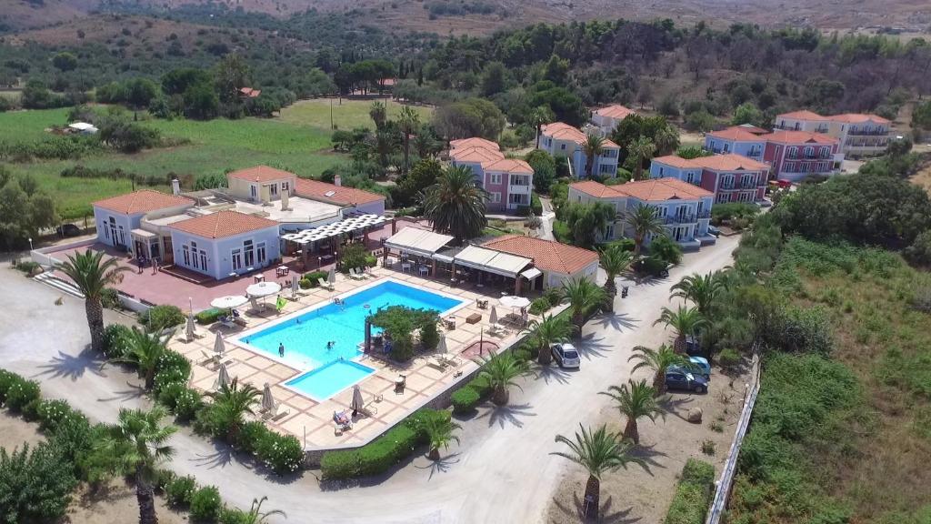 een luchtzicht op een resort met een zwembad bij Panselinos Hotel in Mithimna