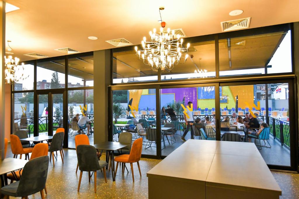 Restaurace v ubytování West Inn Georgia