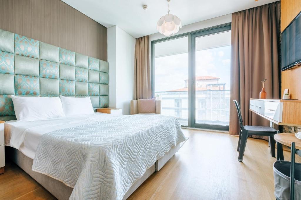 מיטה או מיטות בחדר ב-Cozy Studio Flat w Balcony 10 min to Marmara Forum