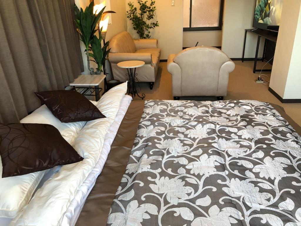 sypialnia z łóżkiem i krzesłem w obiekcie Cool Inn Otaru - Vacation STAY 42415v w mieście Otaru