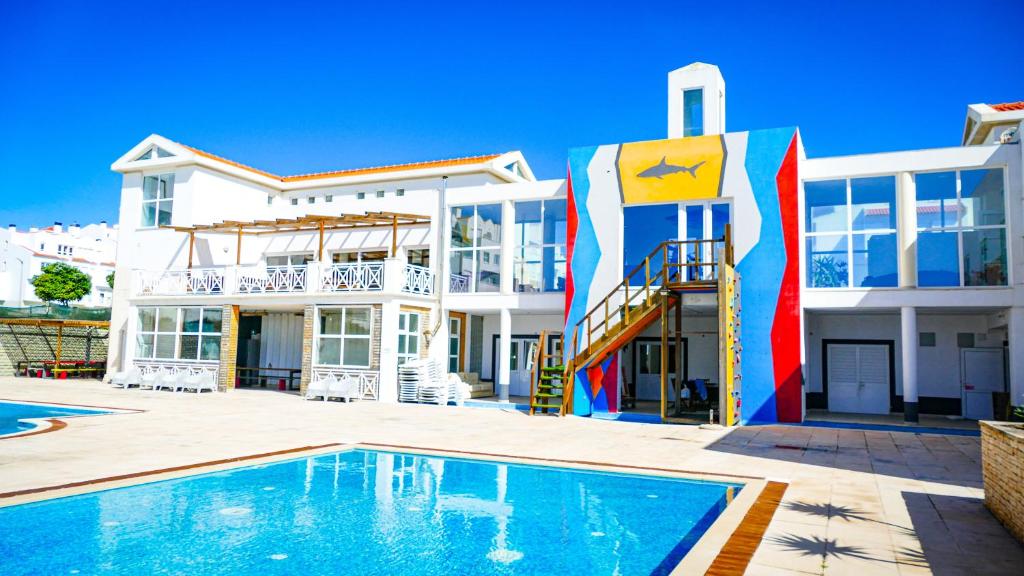 巴雷奧的住宿－Shark's Lodge，一座房子前面设有游泳池