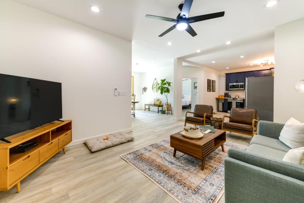 un soggiorno con un divano e una TV di Walk to Downtown Brevard Apt with Patio and Fire Pit! a Brevard