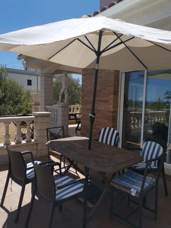 Balkón nebo terasa v ubytování CAN TRULLEN CHALET CALAFELL