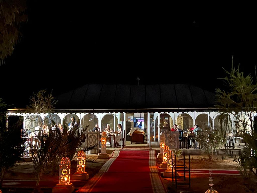 Restaurace v ubytování Sahara Majestic Luxury Camp