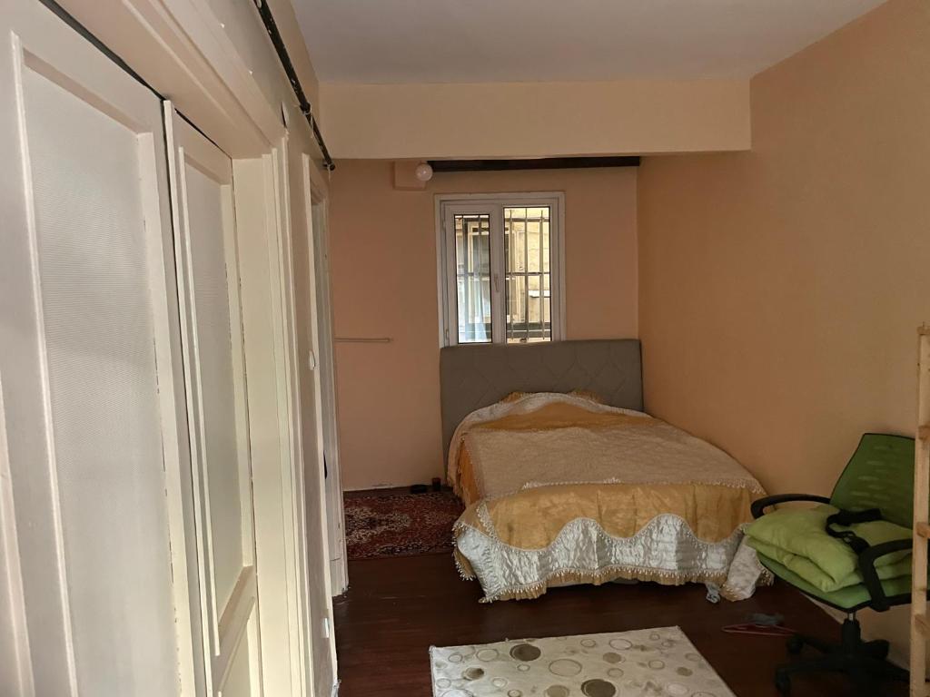 Kleines Zimmer mit einem Bett und einem Fenster in der Unterkunft Yeldeğirmeni Marmaray dibi in Istanbul