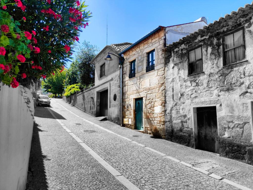 una strada vuota in un vecchio edificio in pietra di Casinha da Vila a Arouca