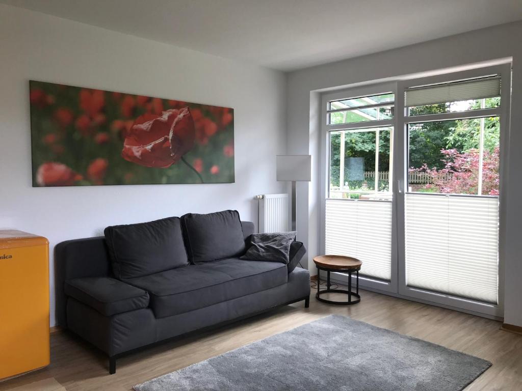 sala de estar con sofá y ventana en Kleine Auszeit, en Rosdorf
