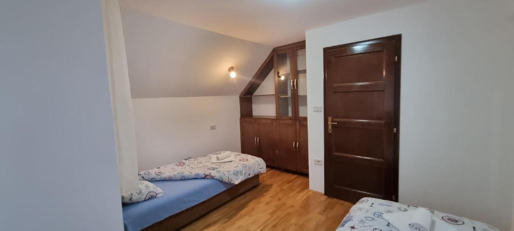 Habitación pequeña con 2 camas y armario. en ANNA en Žabljak