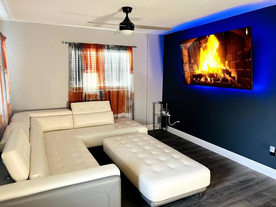 sala de estar con sofá y chimenea en 3brdrm home near Downtown Orlando and Winterpark en Orlando