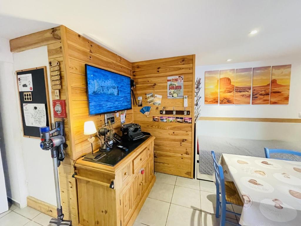 a room with a desk with a computer on it at Gite du Moulin in Saint-Laurent-dʼAndenay