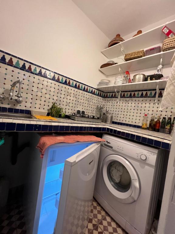 a laundry room with a washing machine in a kitchen at Dar Coeur De Tanger - Riad Privé avec terrasse in Tangier