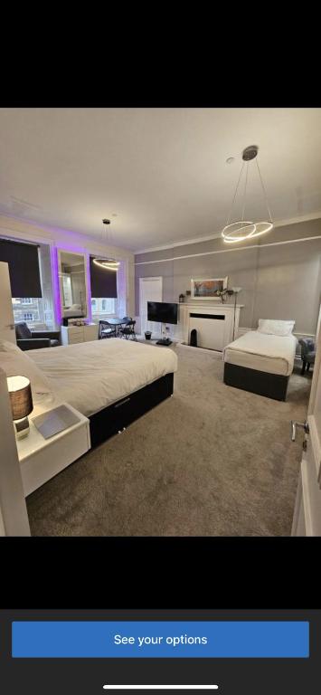 Postel nebo postele na pokoji v ubytování Luxury Family Room With Private bathroom in the heart of Edinburgh
