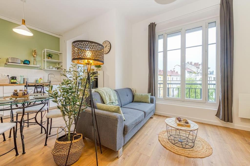 un salon avec un canapé et une table dans l'établissement Entre gare et centre-ville: lit double, wifi, à Grenoble